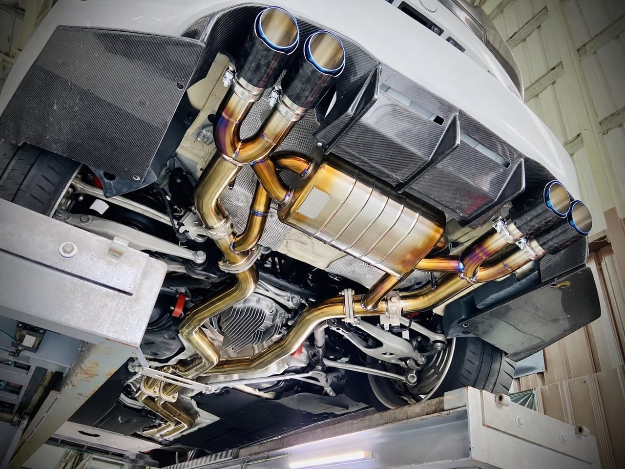 BMW M2C 3.0T Cat-Back aus Titan, Finish gold