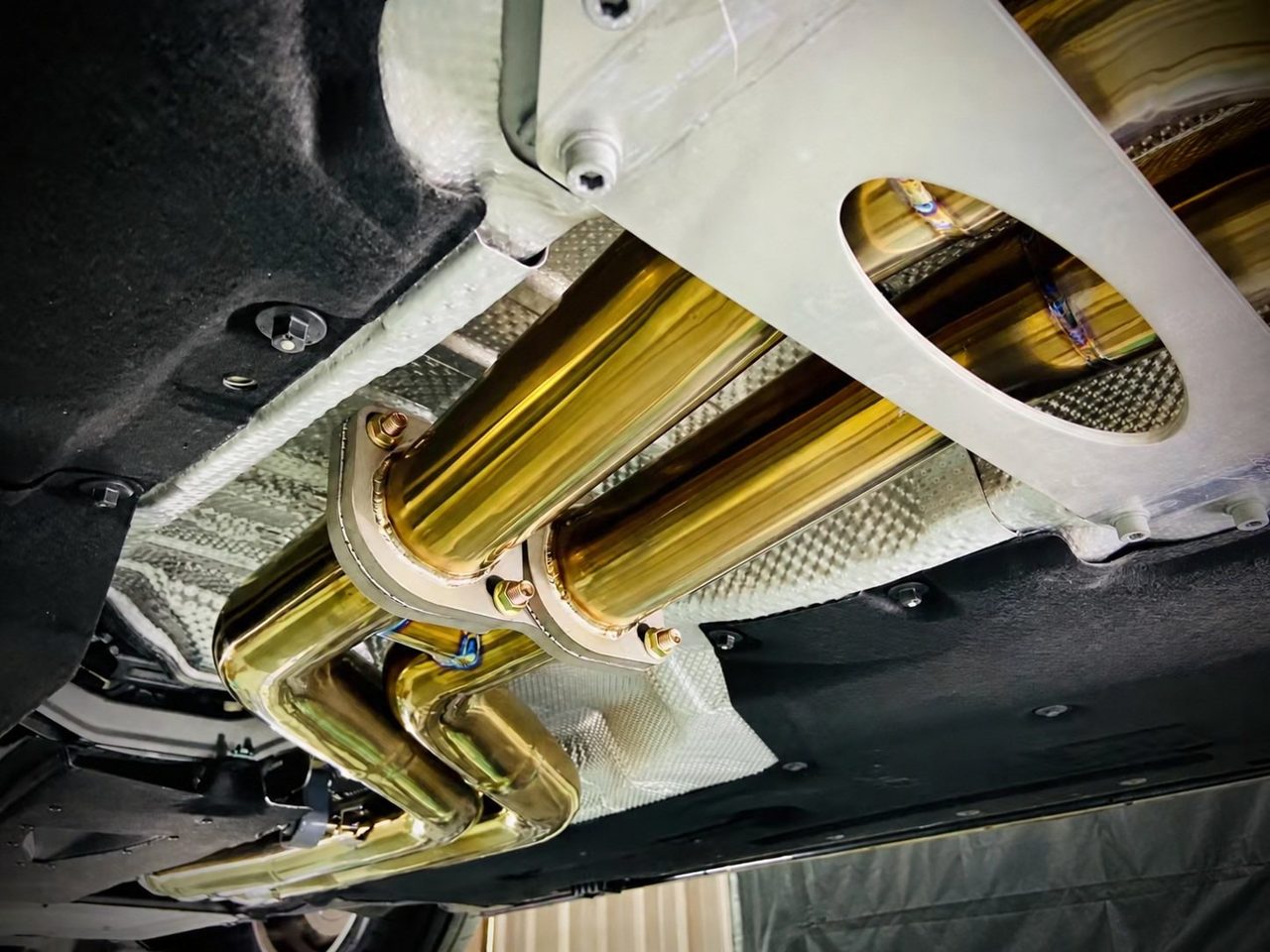 BMW M2C 3.0T Cat-Back aus Titan, Finish gold