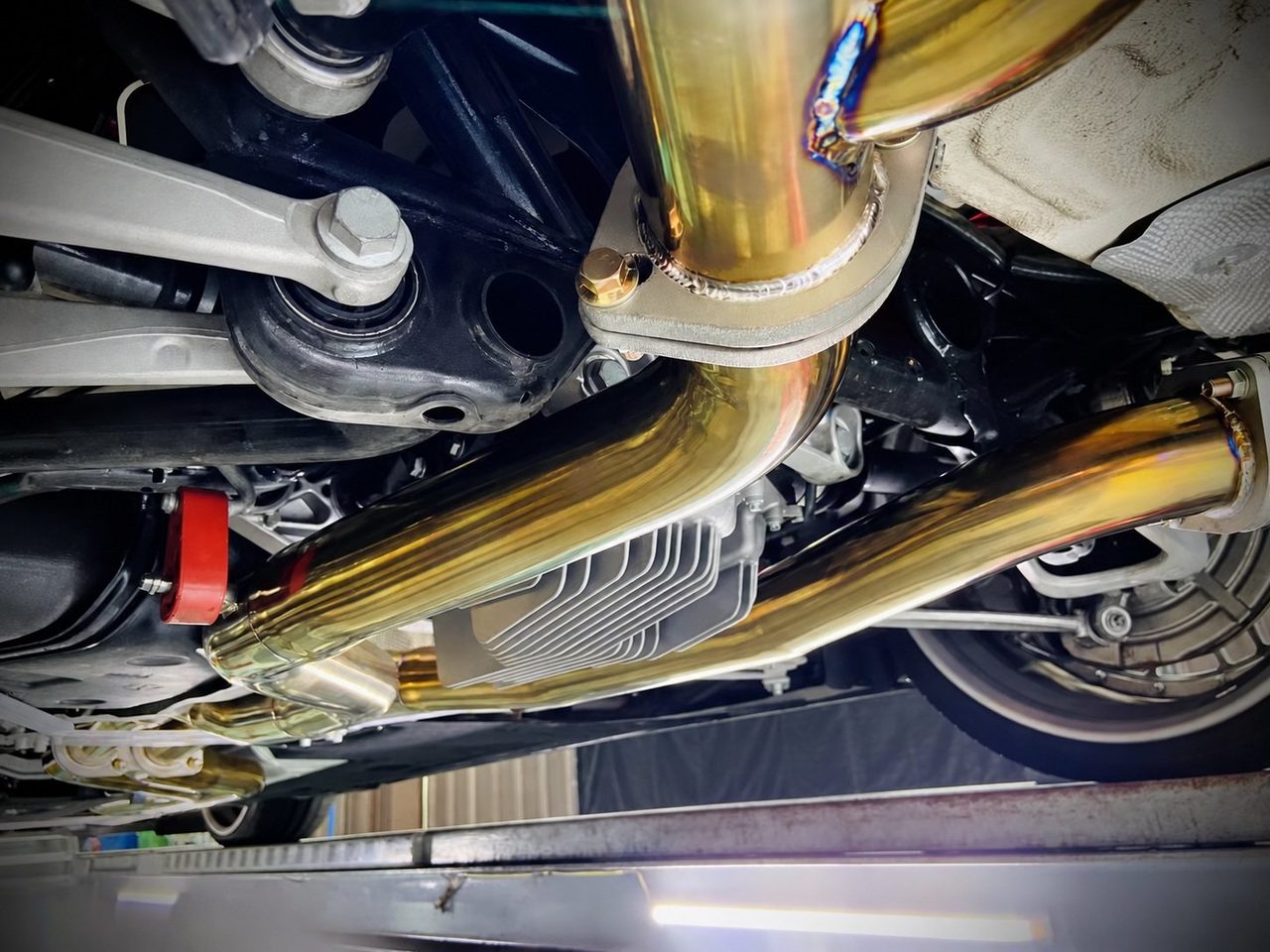 BMW M2C 3.0T Cat-Back aus Titan, Finish gold