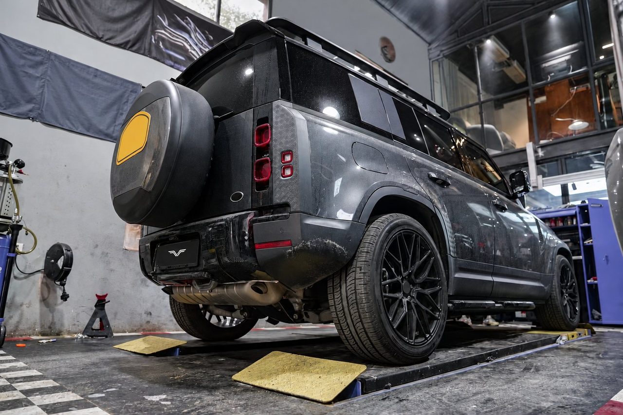 Land Rover Defender 3.0T Titanium, quad square tips